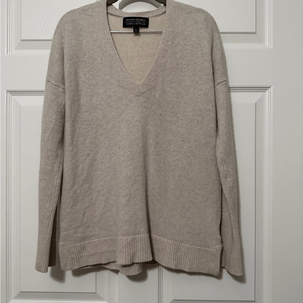 Banana Republic Todd & Duncan  V-Neck Cashmere Yarn Sweater